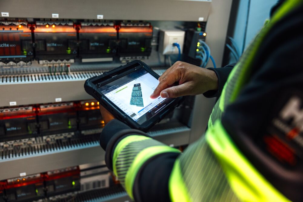 Monteur bedient gebouwsystemen via een tablet