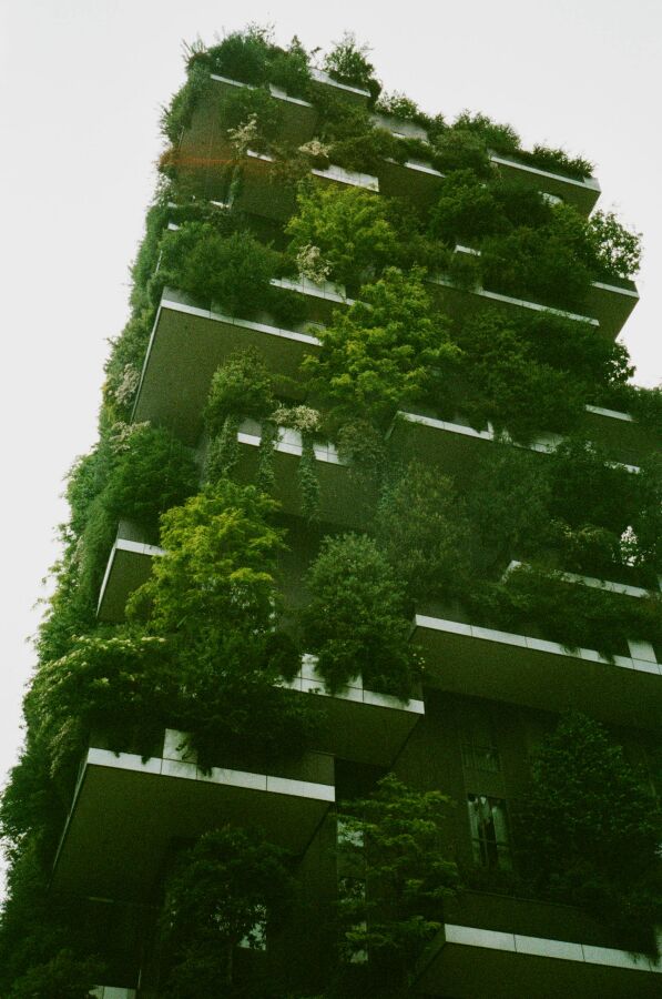 Verticaal begroeide woontorens in een duurzame stad
